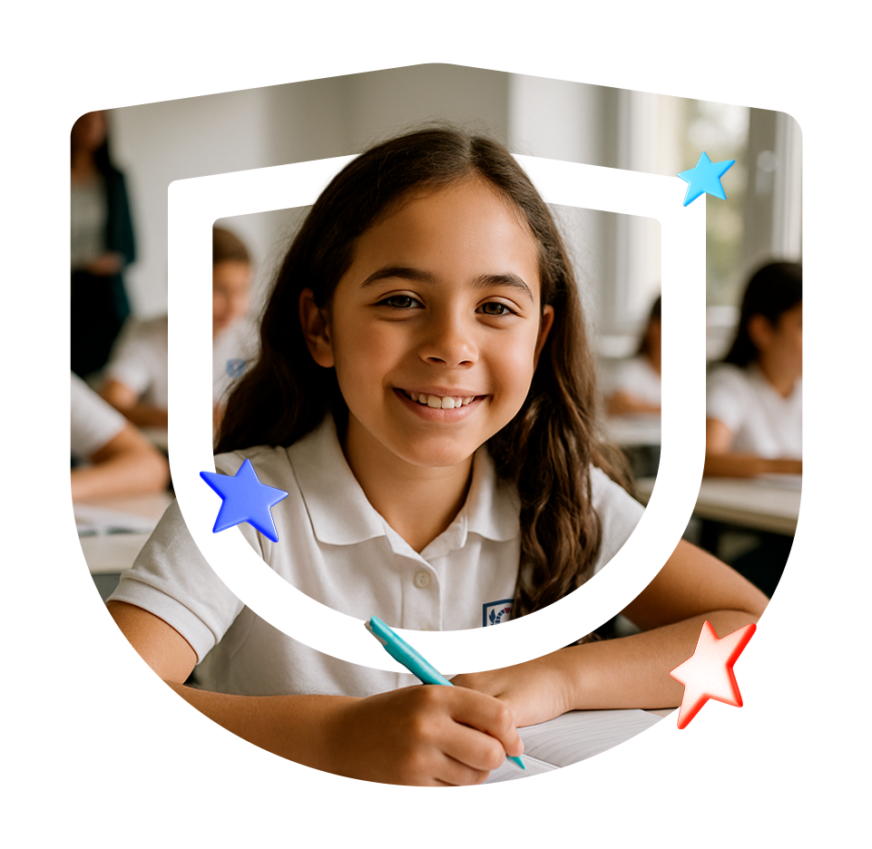 Aluna sorrindo em sala de aula da Keystone American Education, escola na Barra da Tijuca